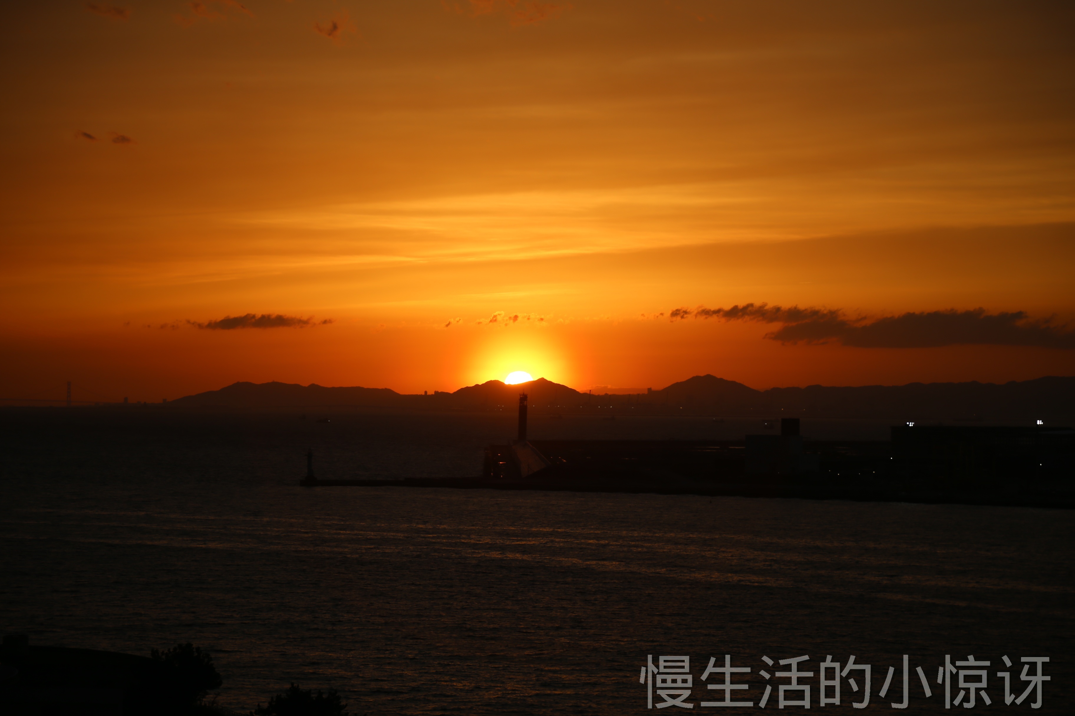 海边山峦日落